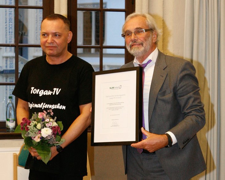 Renè Wegler von Torgau TV erhält einen Preis - übergeben von Prof. Dr. Rüdiger Steinmetz.