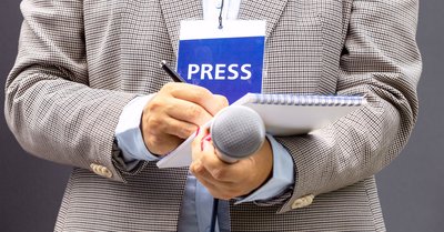 Symbolbild: Journalist mit Presseausweis